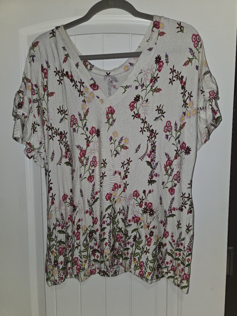 NWOT Women's Cream Knit Floral V-Neck Short Sleeve Top